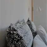 Cozy Nest With Free Parking 아파트
