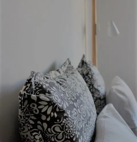 Cozy Nest With Free Parking Apartament